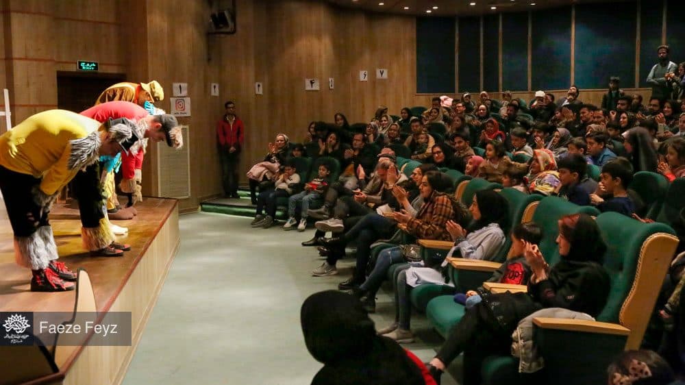 استقبال از اجرای نمایش «شاهین و گرگهای بلا»