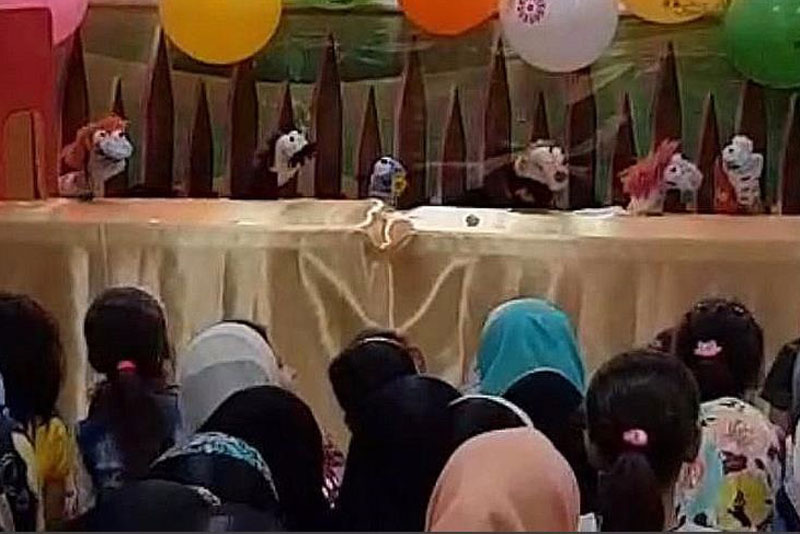 خانواده جورابی به کتابخانه‌های استان سر می‌زنند
