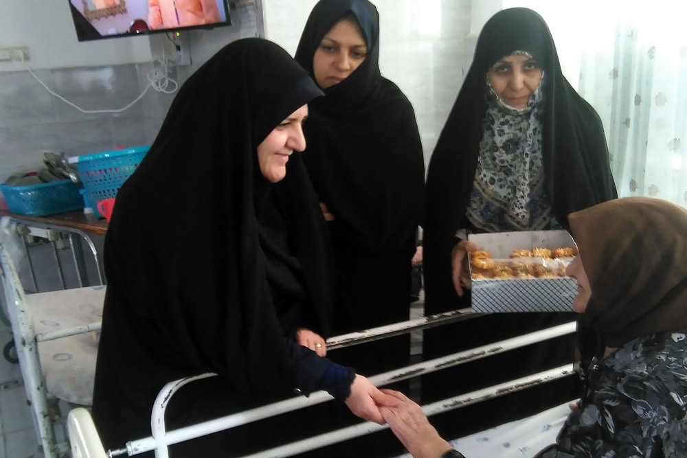 عیادت مشاوران امور بانوان ادارات قم از سالمندان و بیماران