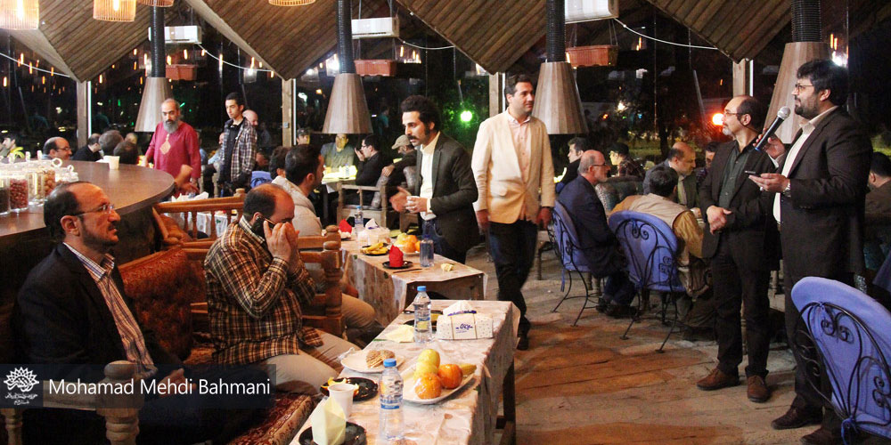 جمع صمیمی هنرمندان قمی در چهارمین عصرانه هنر انقلاب اسلامی