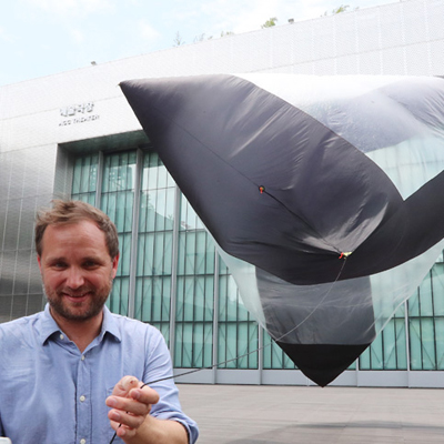 هنرمندی که در فضا زندگی می کند